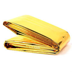 Manta de emergencia para salvar vidas en caso de hipotermia en el cuerpo humano en un campo al aire libre