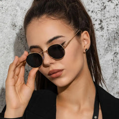 Gafas de sol redondas con protección UV400 para mujer, lentes de sol modernas y modernas, con marco de metal, para viajes y playa