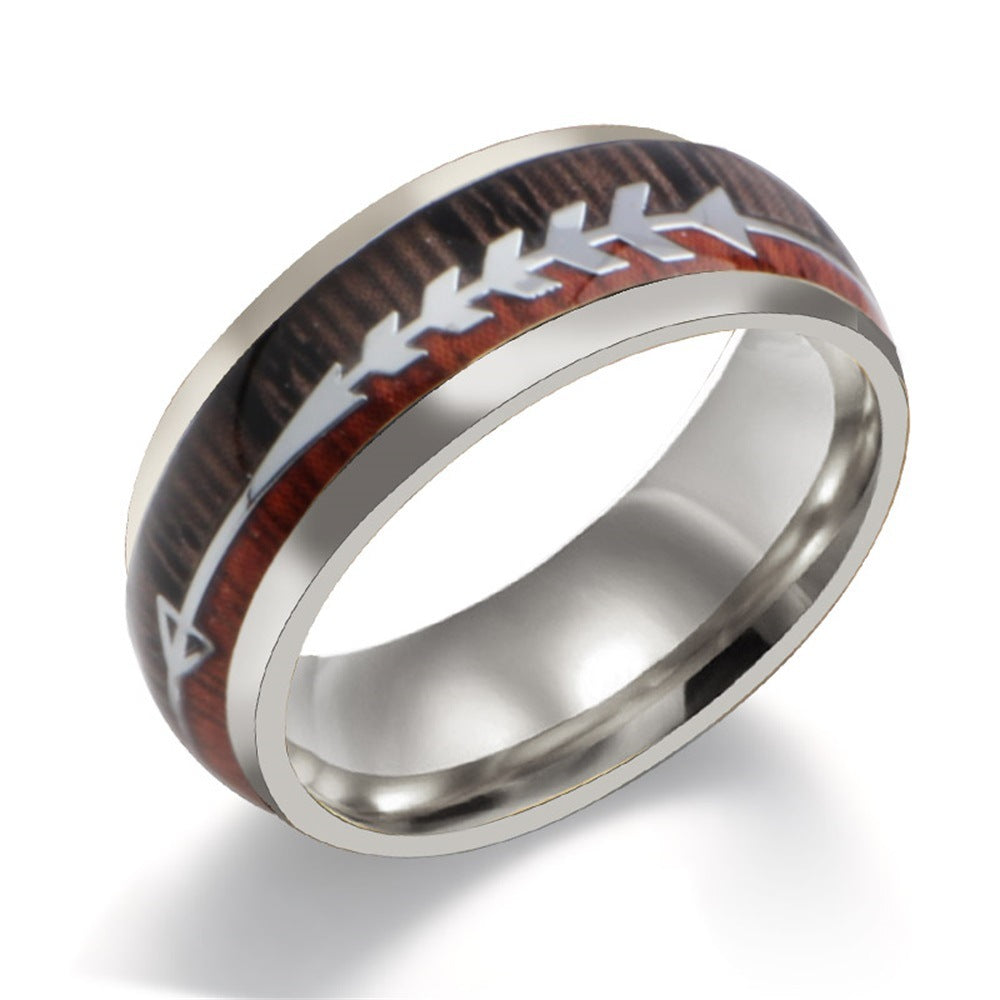 Anillo de acero inoxidable con incrustaciones de flechas y vetas de madera